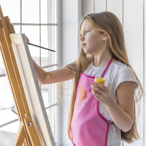 niña pintando en clases de arte en ciudad de mexico